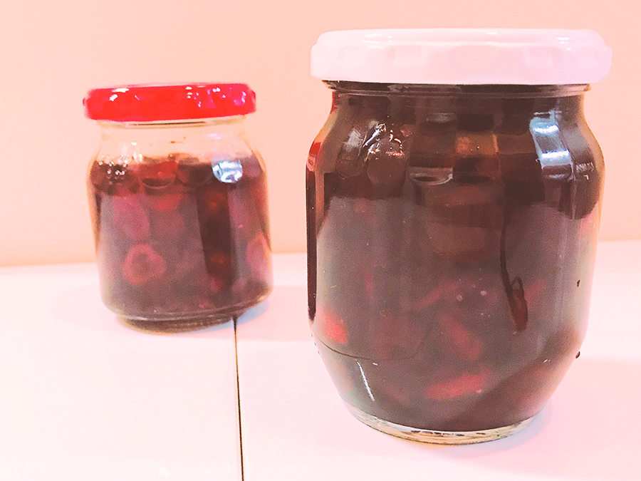 フルーツを詰めて洋酒を注ぐ