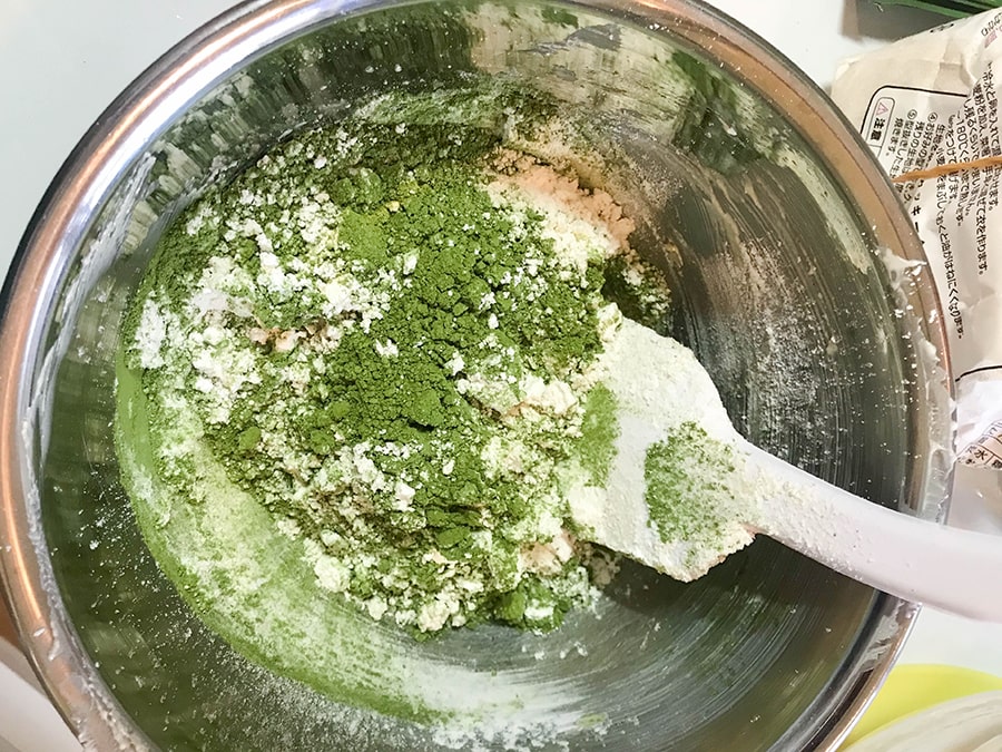 粉類をふるって入れる