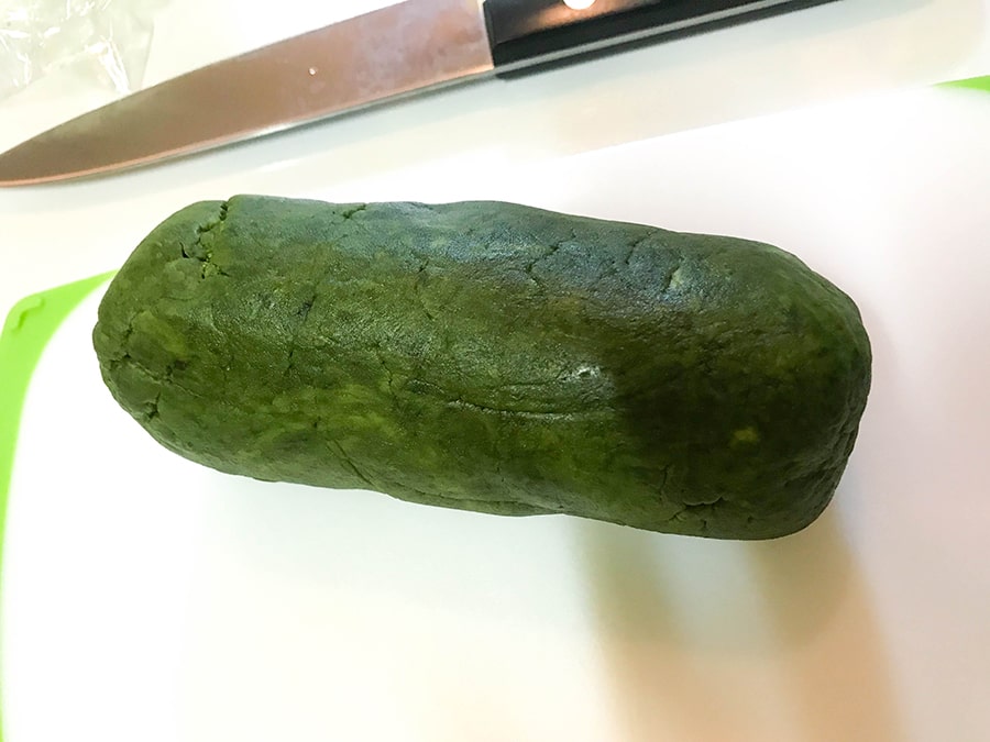 冷蔵庫から出した生地