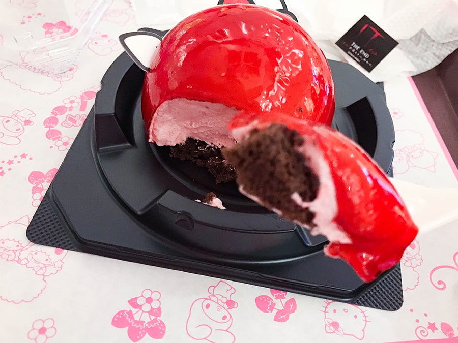 底の方にチョコレートのスポンジケーキ